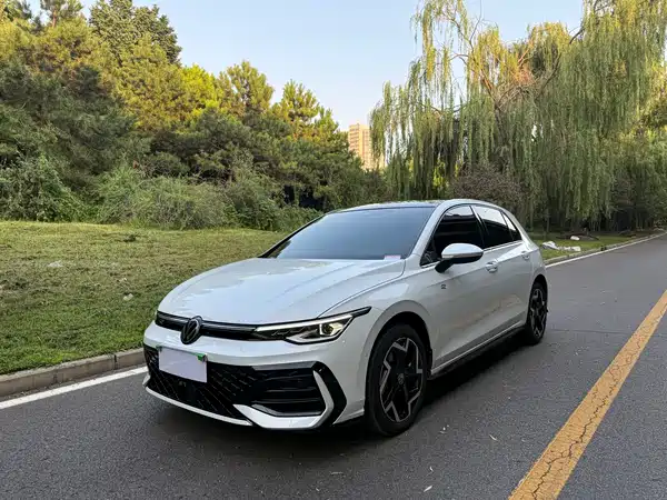 Volkswagen Golf 2025