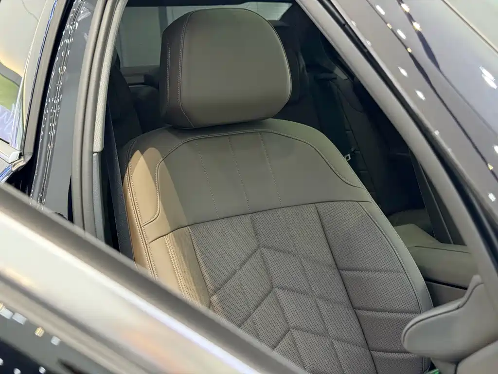 BMW 5 Series 2025 — фото 14