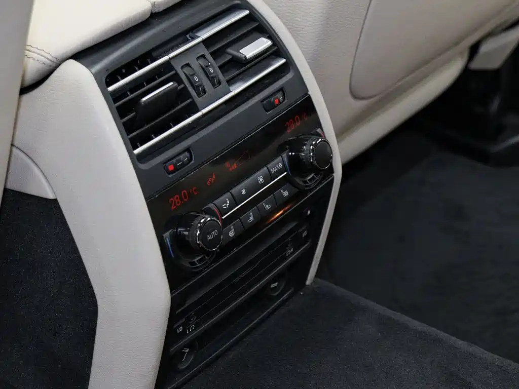 BMW 7 Series 2012 — фото 11