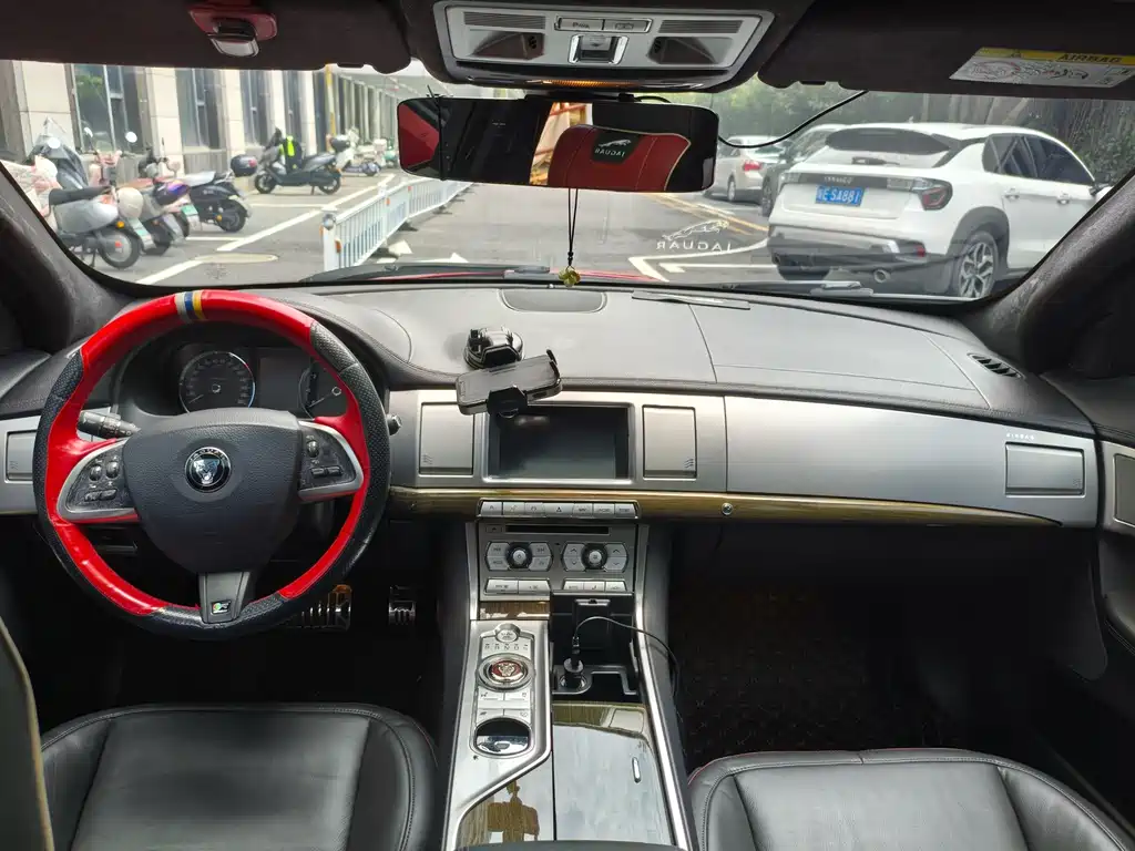 Jaguar XF 2014 — фото 10