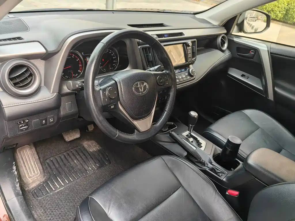 Toyota RAV4 2018 — фото 18
