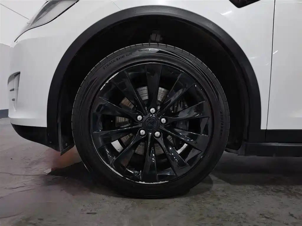 Tesla Model X 2017 — фото 17