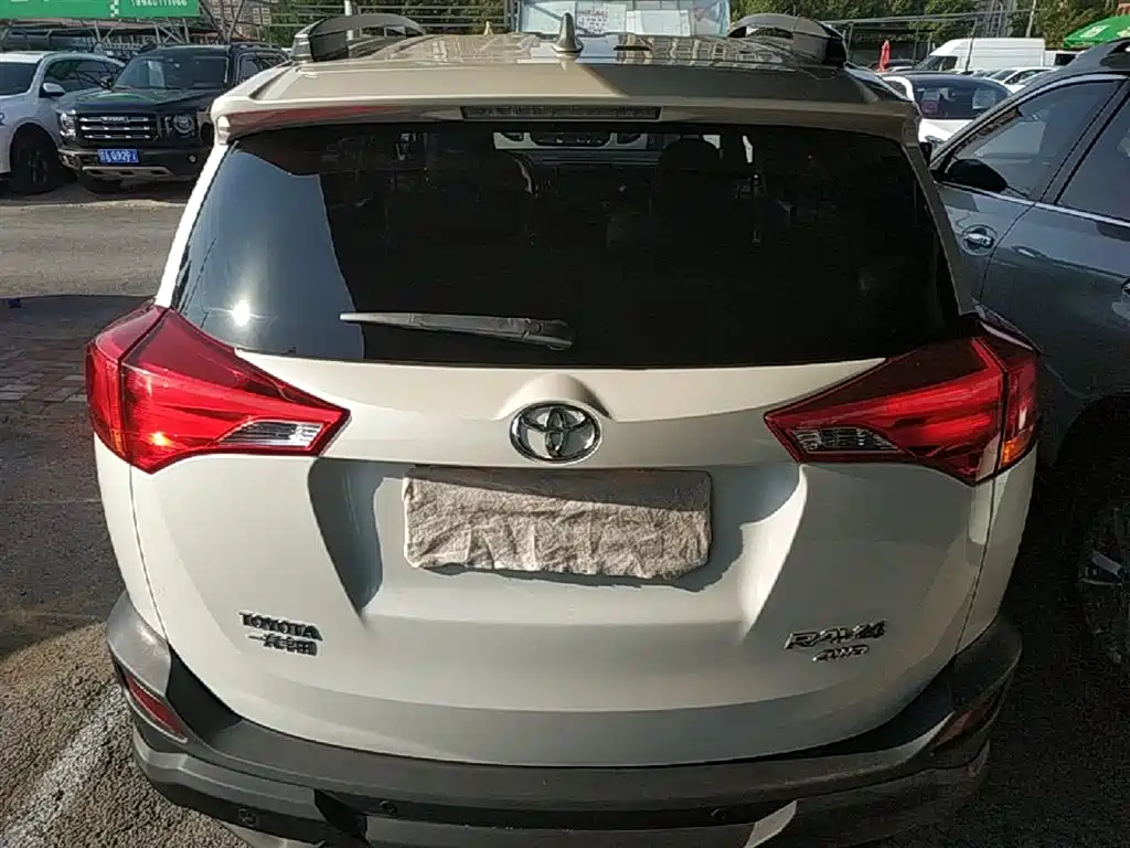 Toyota RAV4 2015 — фото 6
