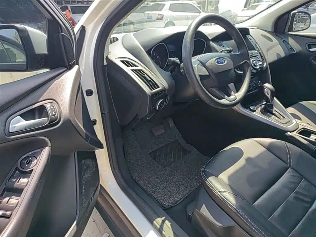Ford Focus 2016 — фото 16