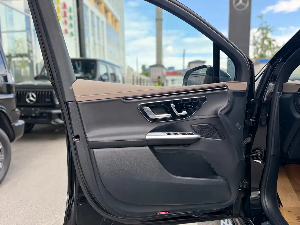 Mercedes-Benz EQE SUV 2025 — фото 12