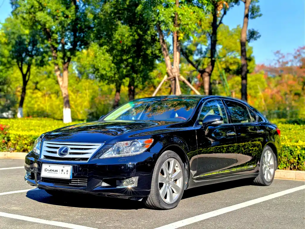 Lexus LS 2011 — фото 1