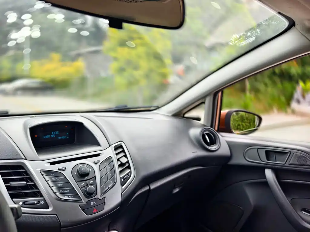 Ford Fiesta 2014 — фото 25