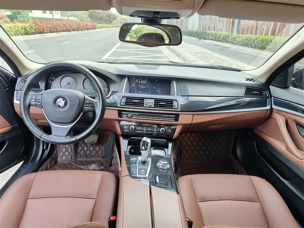 BMW 5 Series 2017 — фото 17