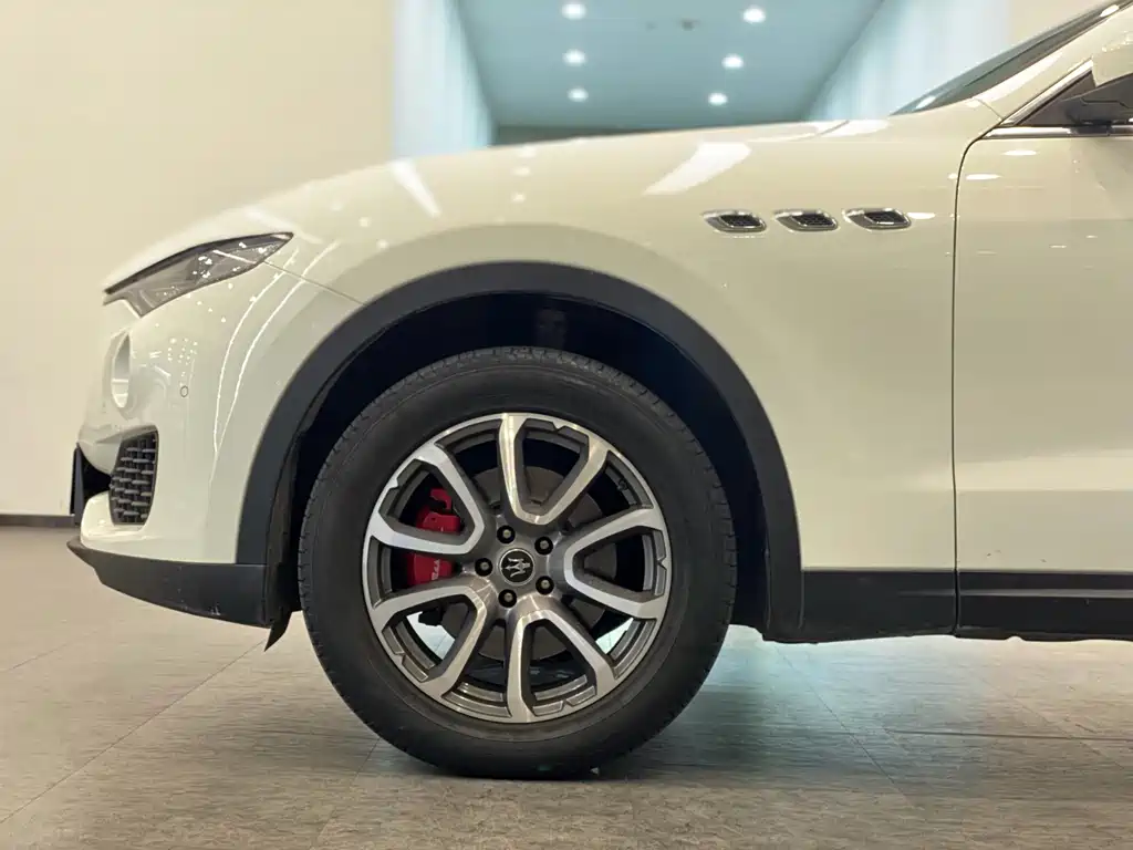 Maserati Levante 2018 — фото 11
