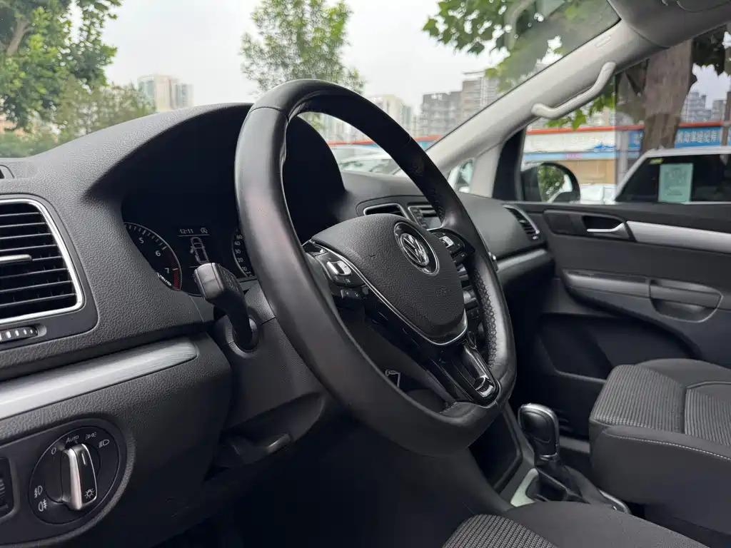 Volkswagen Sharan 2017 — фото 11
