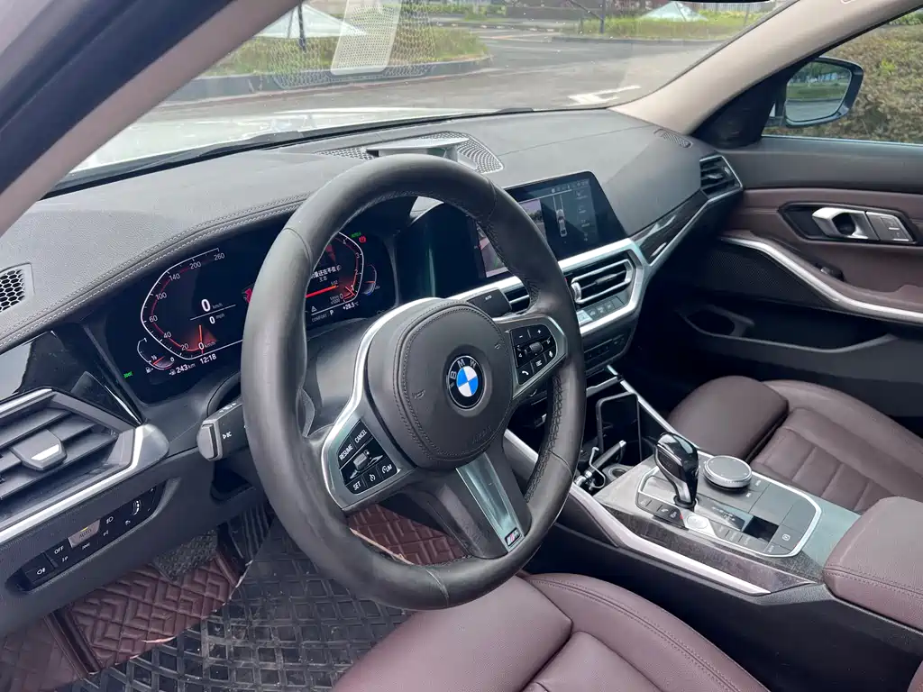 BMW 3 Series 2019 — фото 15