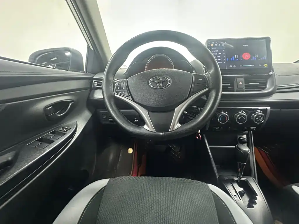 Toyota Yaris L 2023 — фото 17