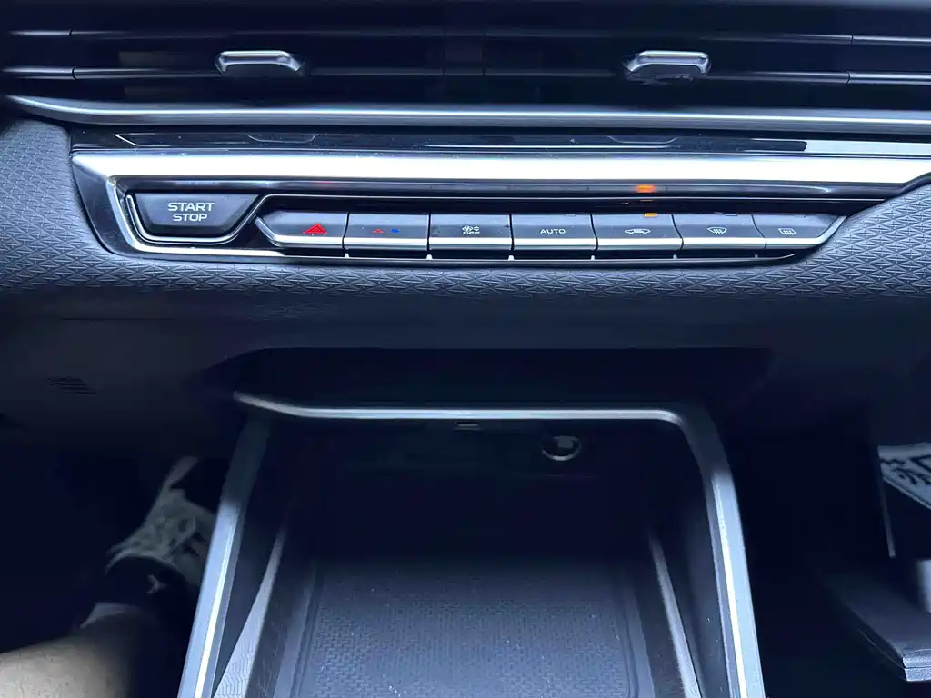Geely Emgrand 2023 — фото 13