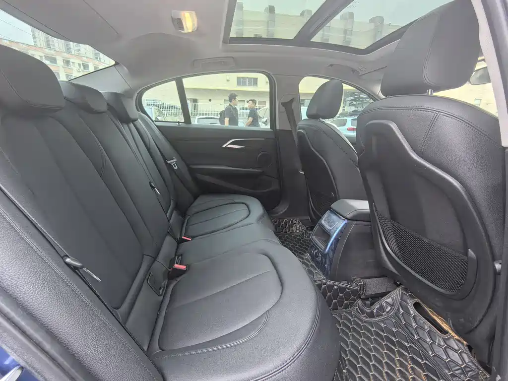 BMW 1 Series 2018 — фото 17