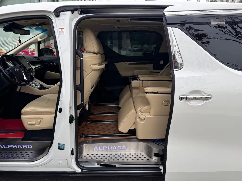 Toyota Alphard 2021 — фото 13