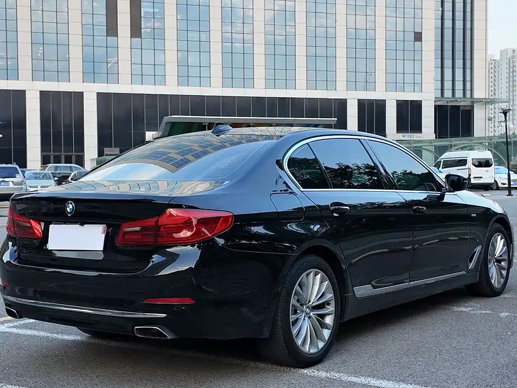 BMW 5 Series 2018 — фото 20