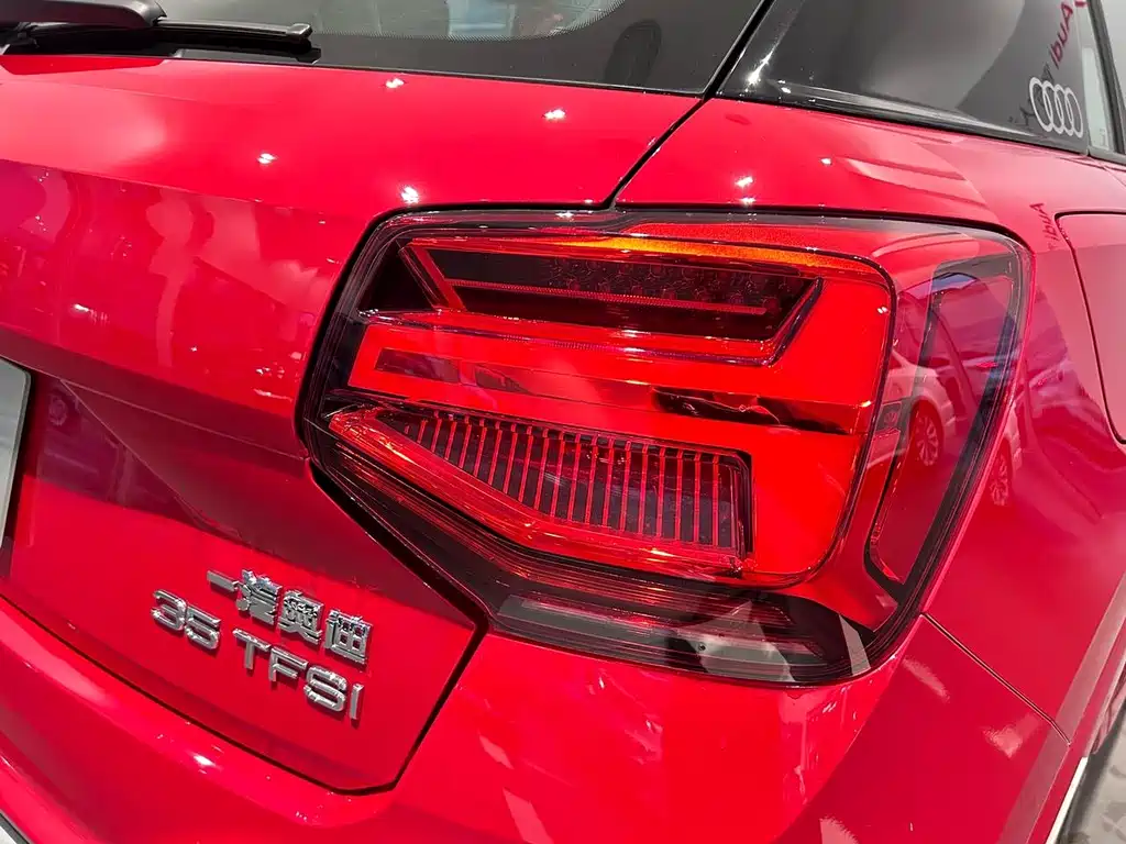 Audi Q2L 2023 — фото 8