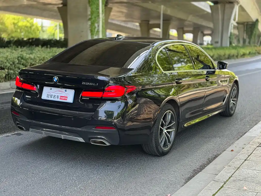 BMW 5 Series 2022 — фото 10