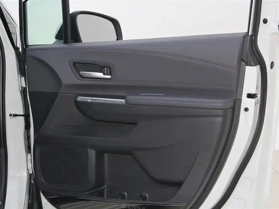 Toyota Sienna 2023 — фото 23
