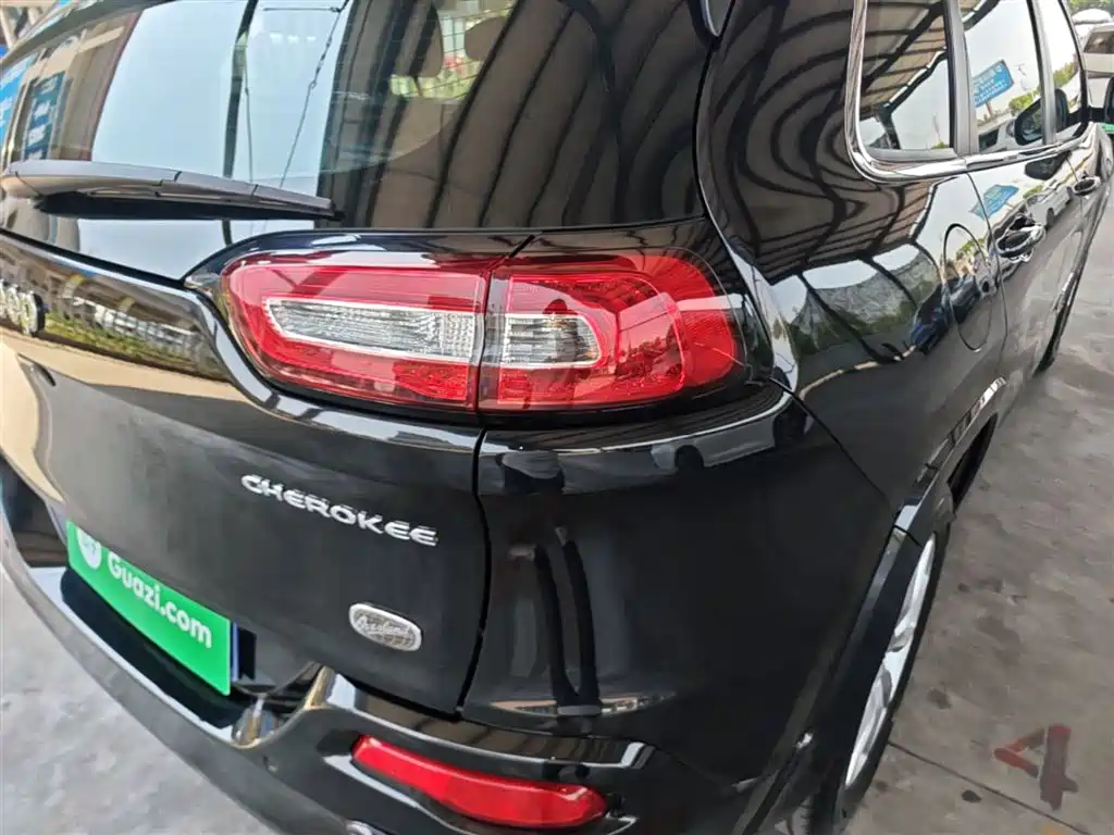 Jeep Cherokee 2018 — фото 8
