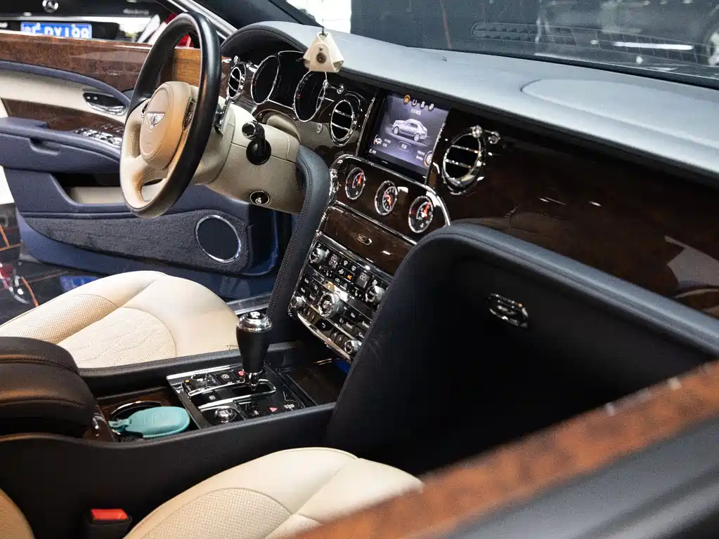 Bentley Mulsanne 2018 — фото 29