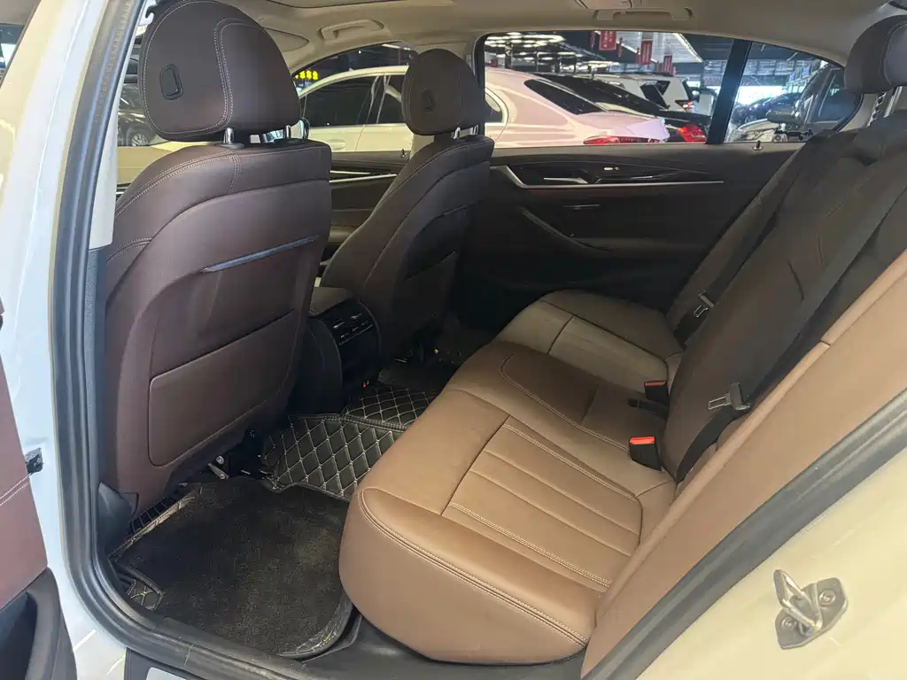 BMW 5 Series 2019 — фото 17