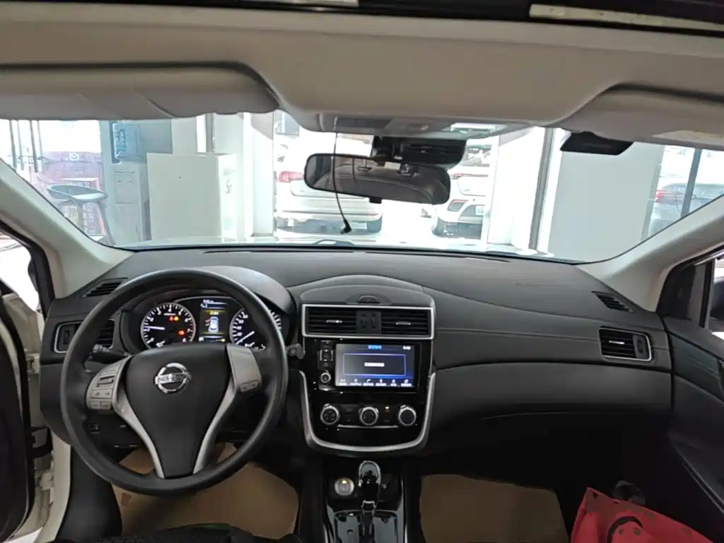Nissan Tiida 2017 — фото 10