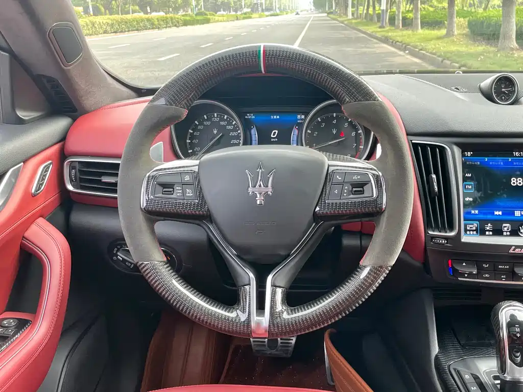Maserati Levante 2016 — фото 12