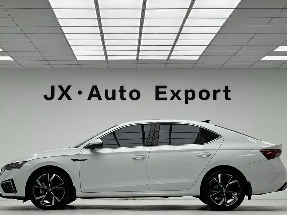 Skoda Octavia 2023 — фото 17