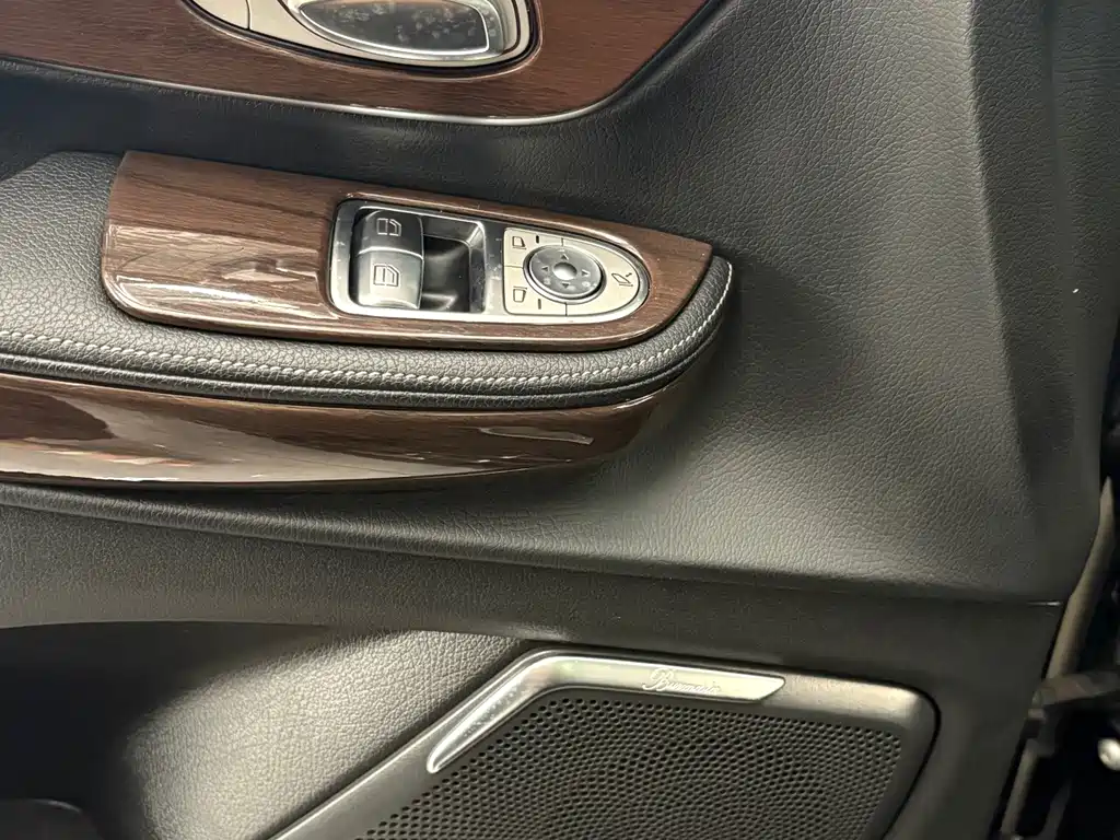 Mercedes-Benz V-Class 2022 — фото 10