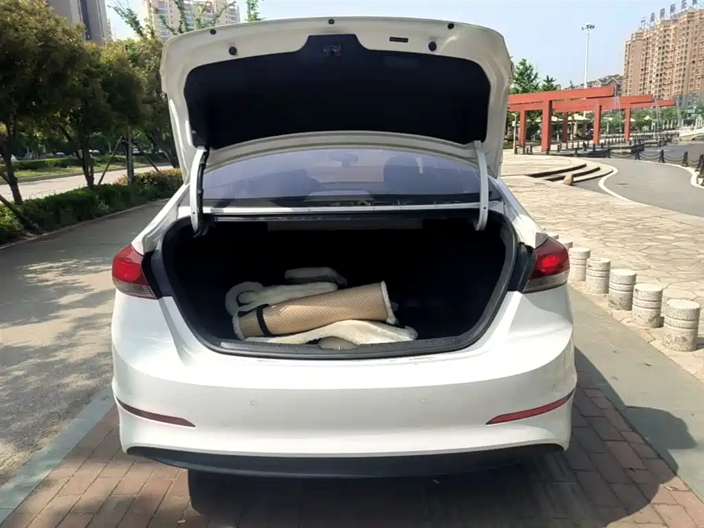 Hyundai Elantra 2017 — фото 19