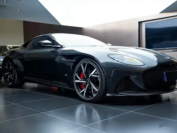 Aston Martin DBS 2019
