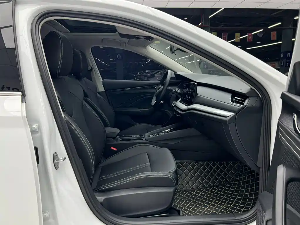 Skoda Octavia 2023 — фото 8
