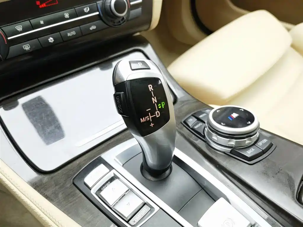 BMW 5 Series 2012 — фото 13
