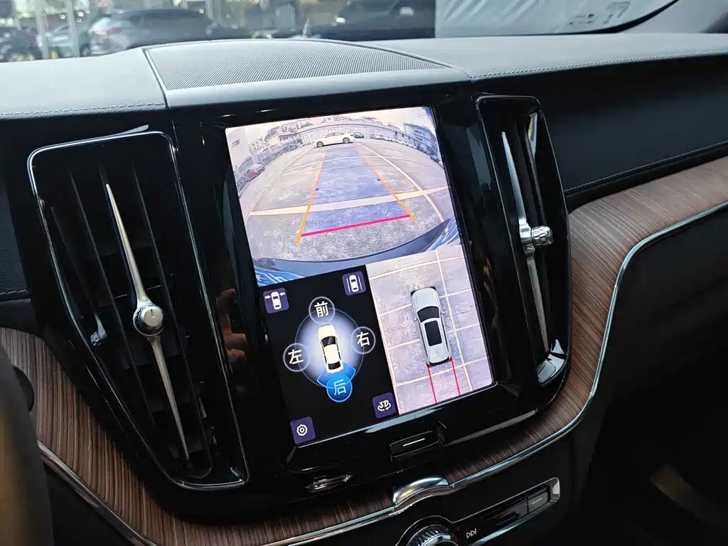 Volvo XC60 2023 — фото 15