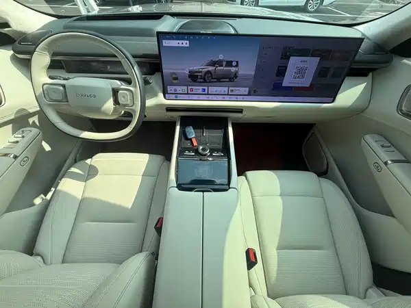 Lynk & Co 900 2025