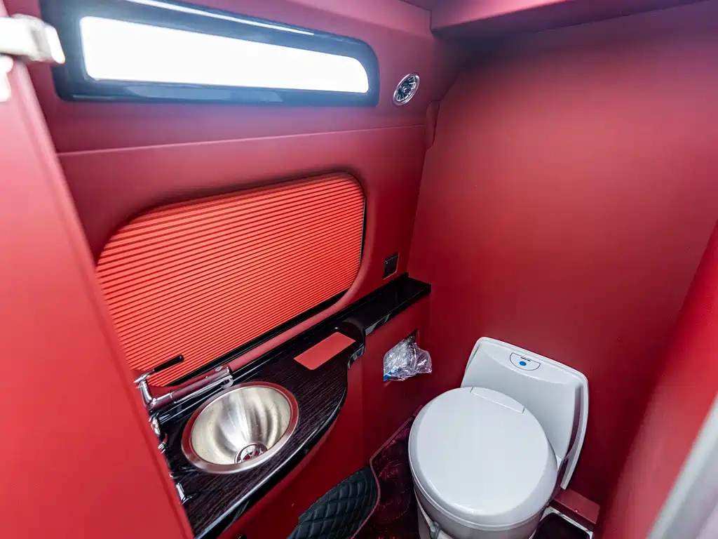 Toyota Hiace — фото 16