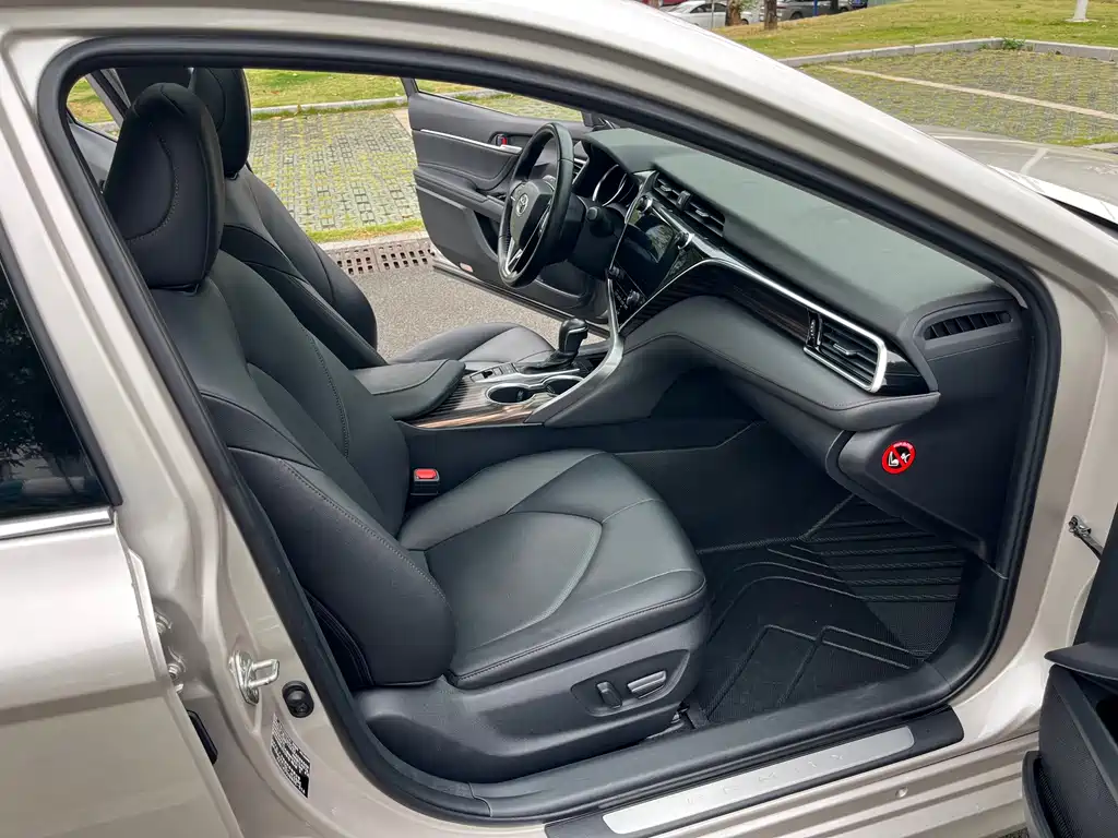 Toyota Camry 2019 — фото 10