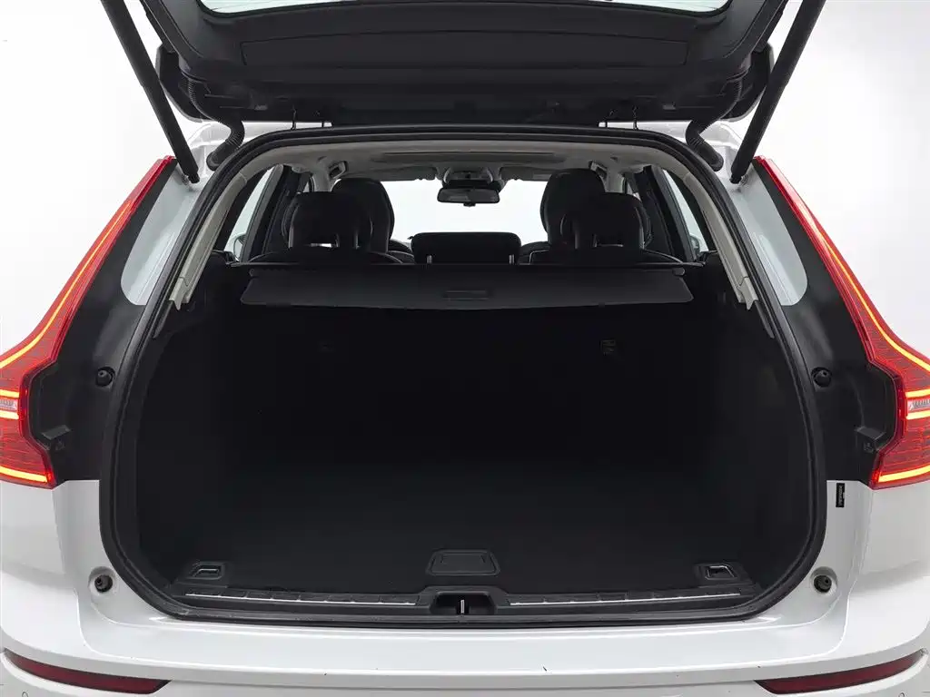 Volvo XC60 2018 — фото 16