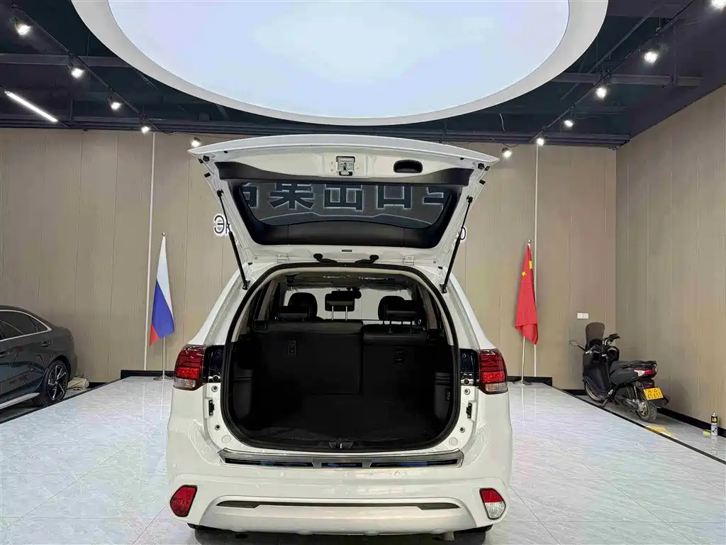 Mitsubishi Outlander 2024 — фото 14