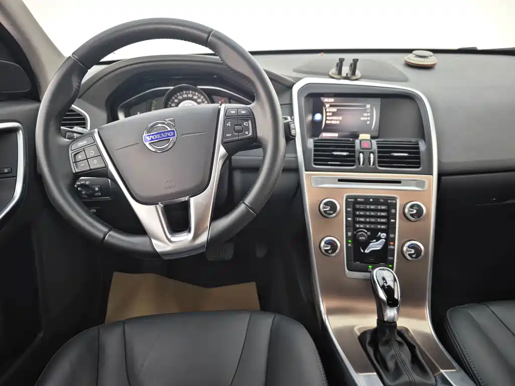 Volvo XC60 2017 — фото 20