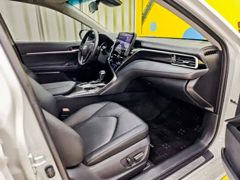 Toyota Camry 2023 — фото 17