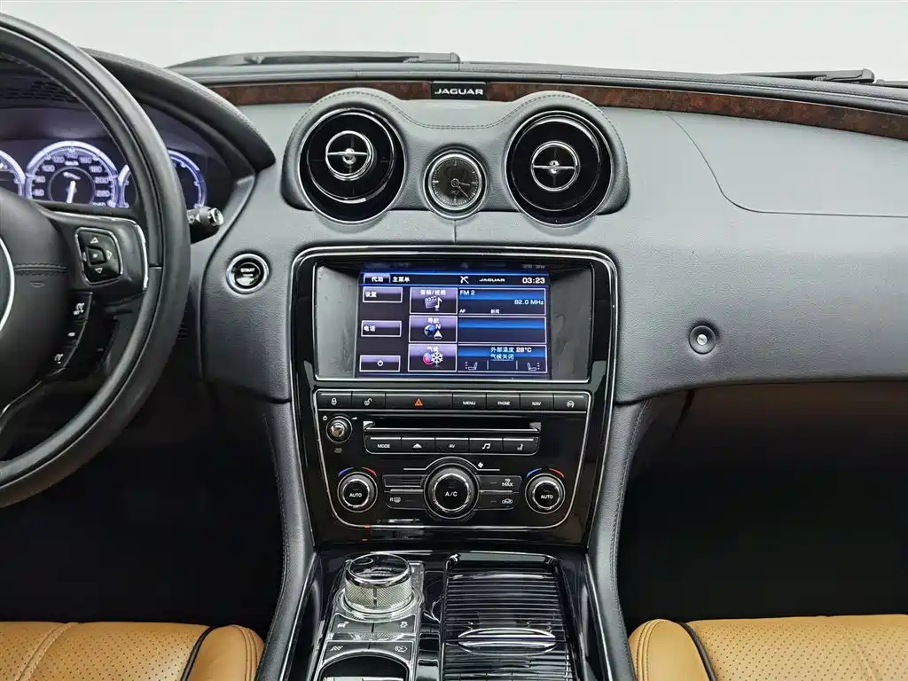 Jaguar XJ 2014 — фото 12