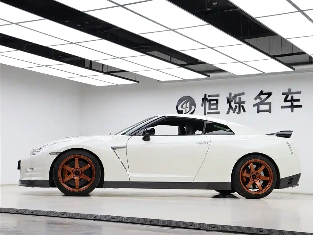 Nissan GT-R 2017 — фото 33