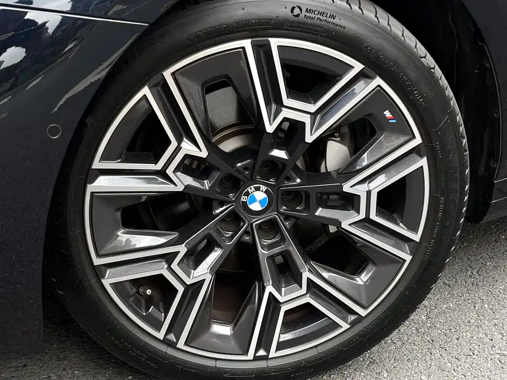 BMW 5 Series 2025 — фото 7