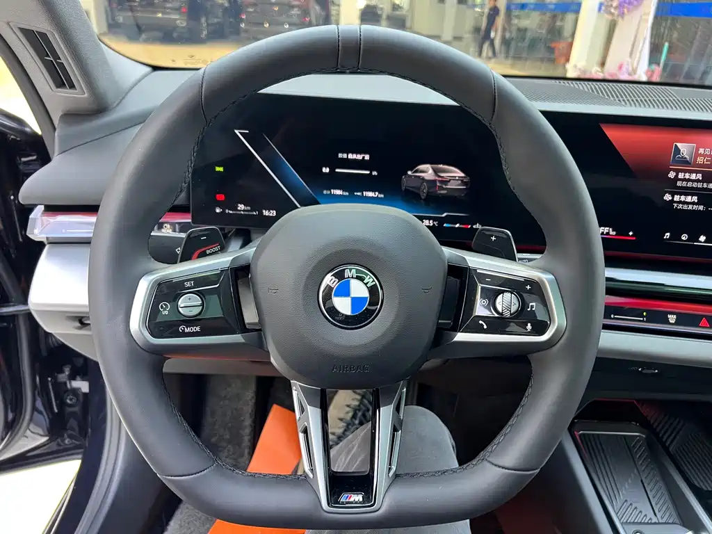 BMW 5 Series 2025 — фото 11