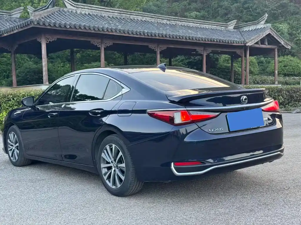 Lexus ES 2020 — фото 6