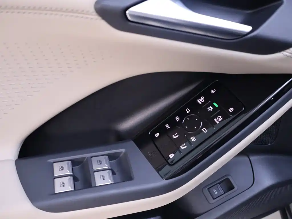 Audi Q6L E-Tron 2025 — фото 17