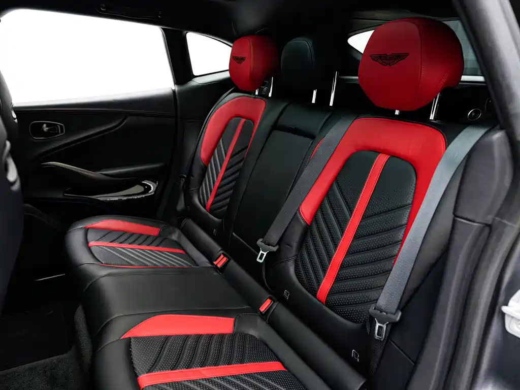 Aston Martin DBX 2025 — фото 15