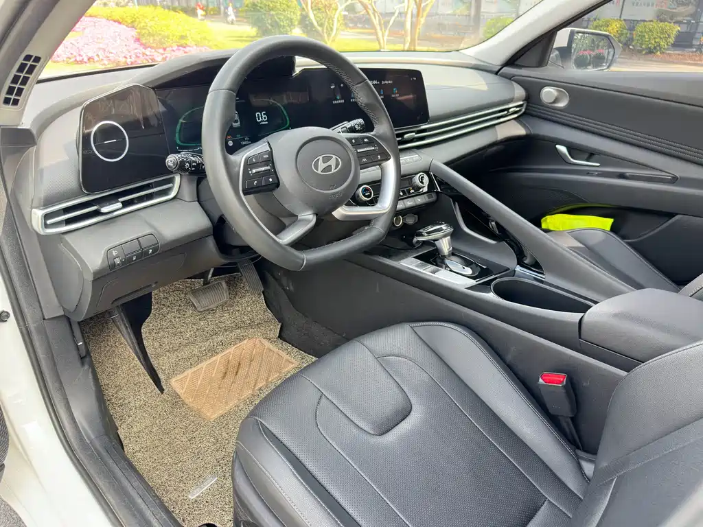Hyundai Elantra 2024